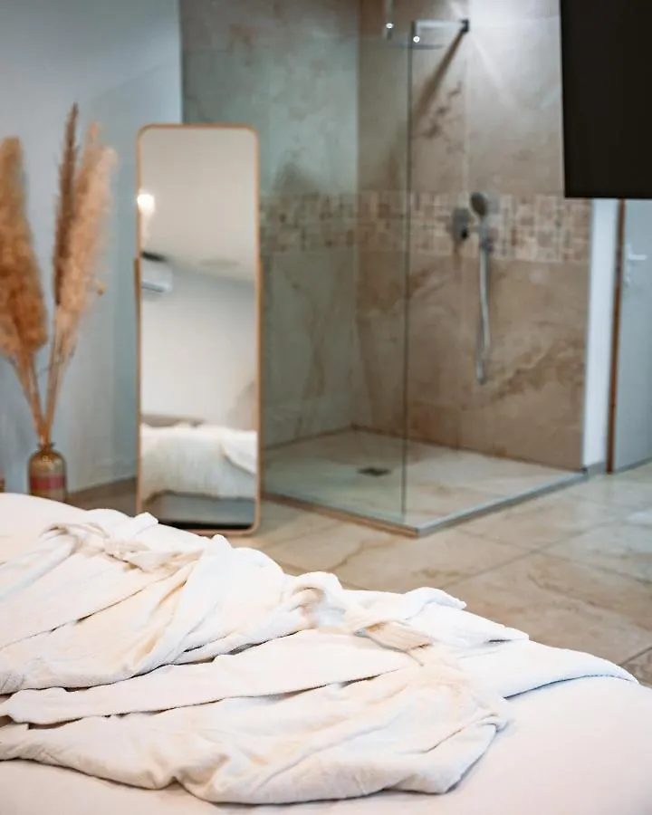 Lovenest Marseille Bed & Breakfast