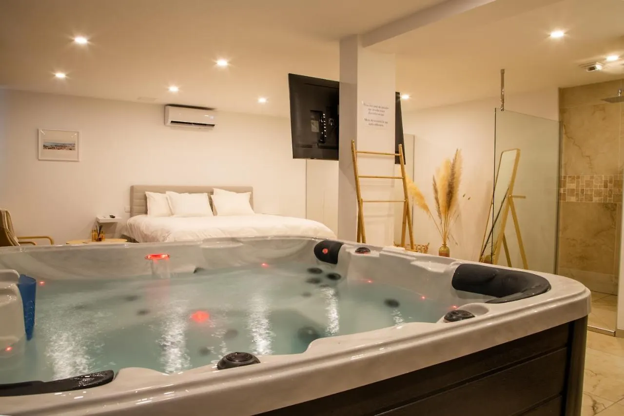 Lovenest Marseille Bed & Breakfast